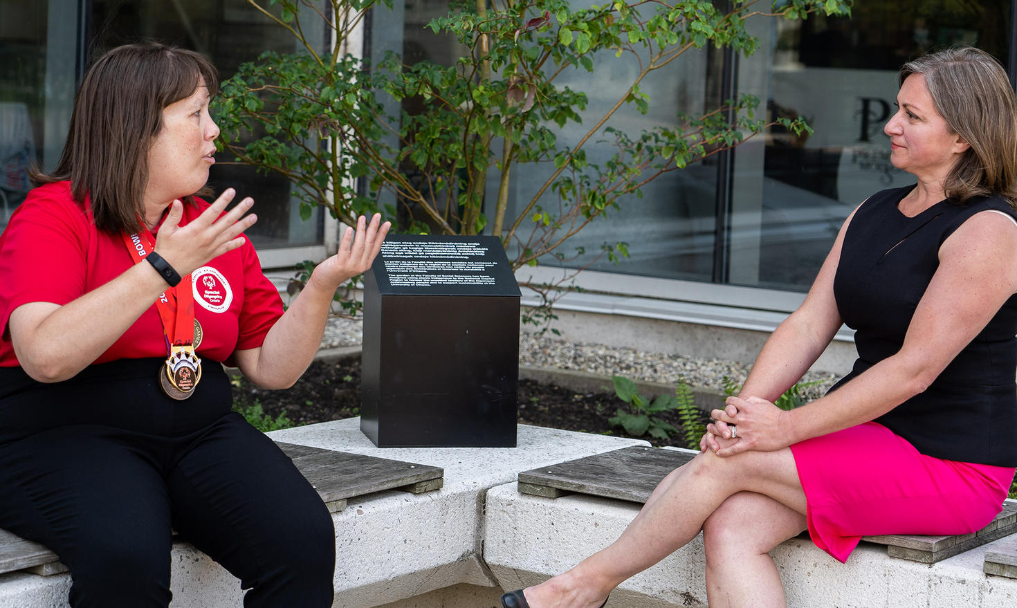 Professor Virginie Cobigo talking to accessibility advisor Mélanie Héroux.