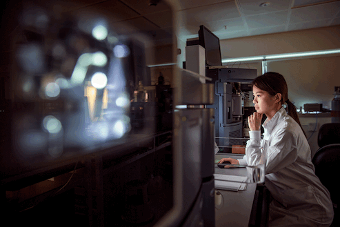 Scientist working in a lab.