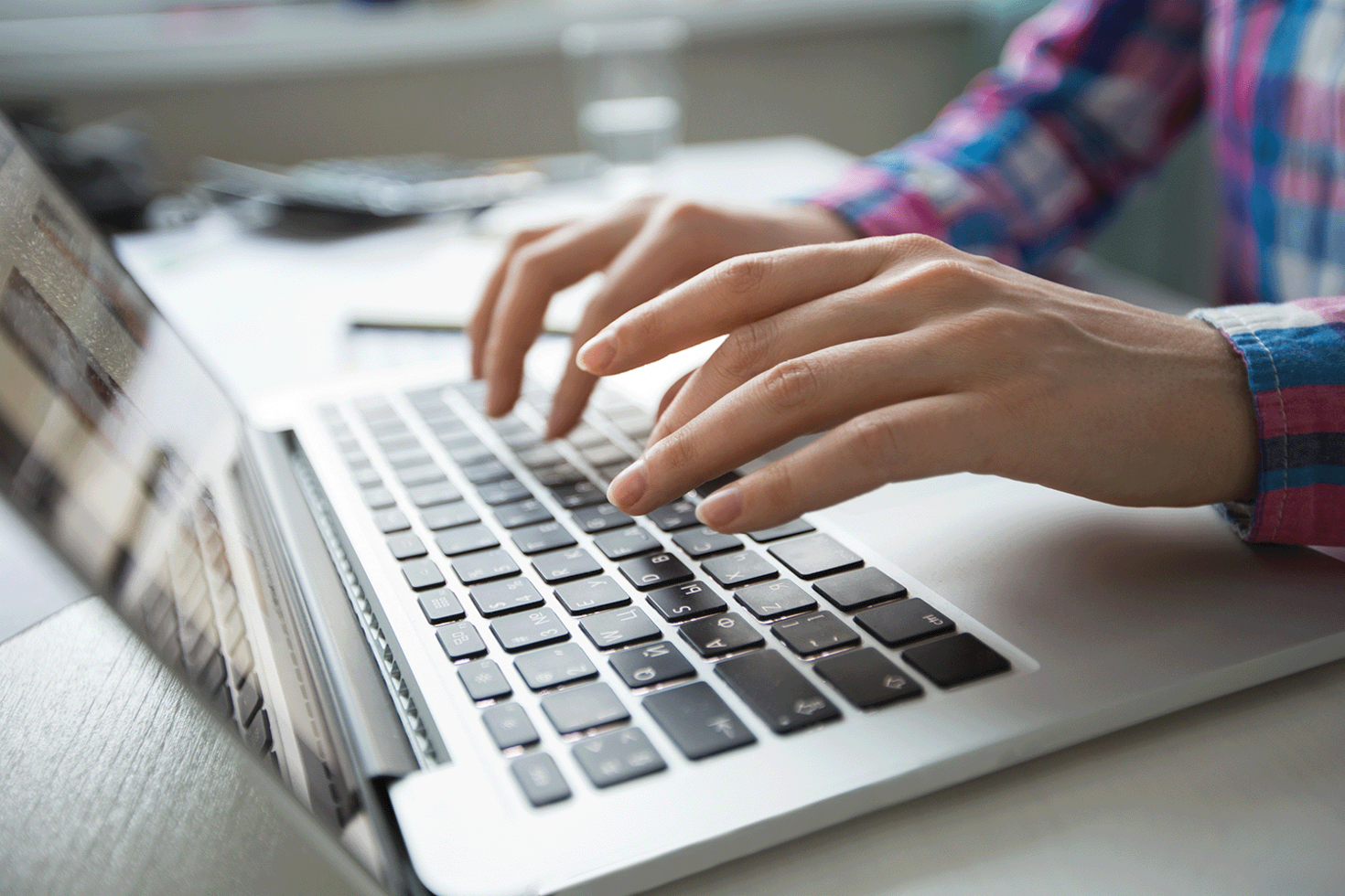 Typing on a computer. Печатает на клавиатуре. Руки на клавиатуре. Руки печатают на компьютере. Человек печатающий на клавиатуре.