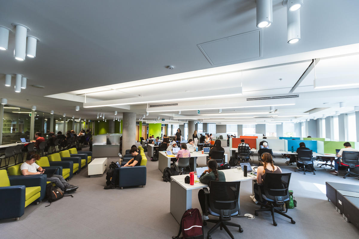 Des étudiants dans une grande salle d'étude au CRX