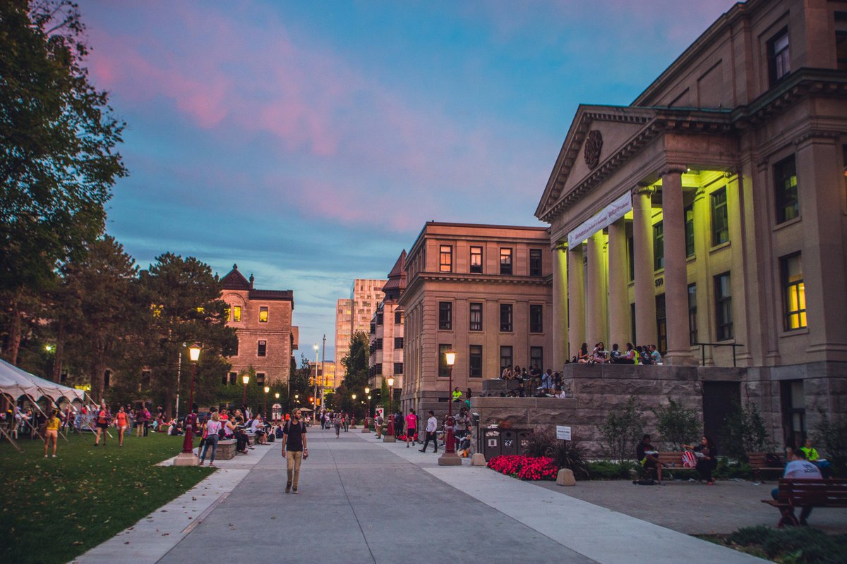 Campus de l'Université d'Ottawa dans la soirée.