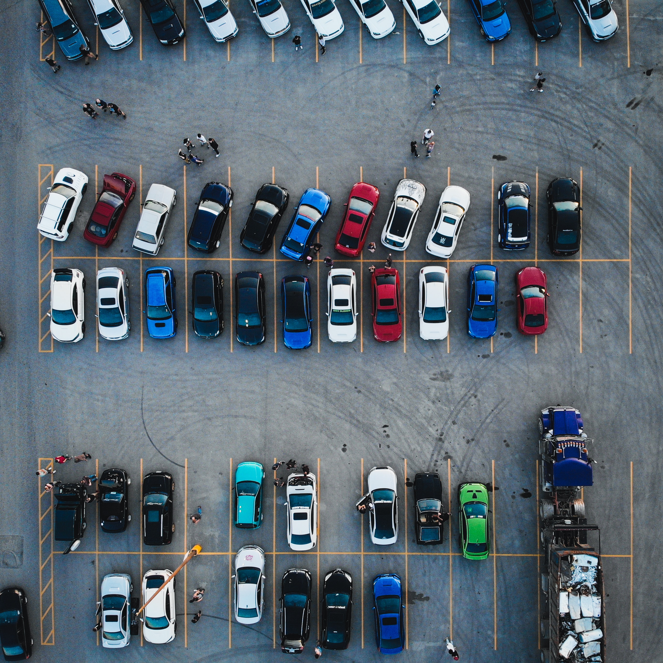 Voitures garées dans un parking