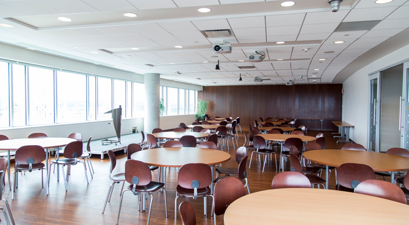 Salle avec des tables rondes.