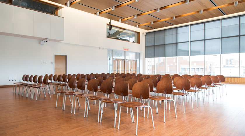 Salle avec chaises pour présentation.