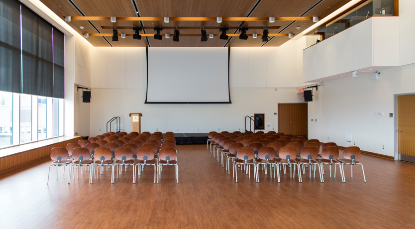 Salle avec un écran projecteur.