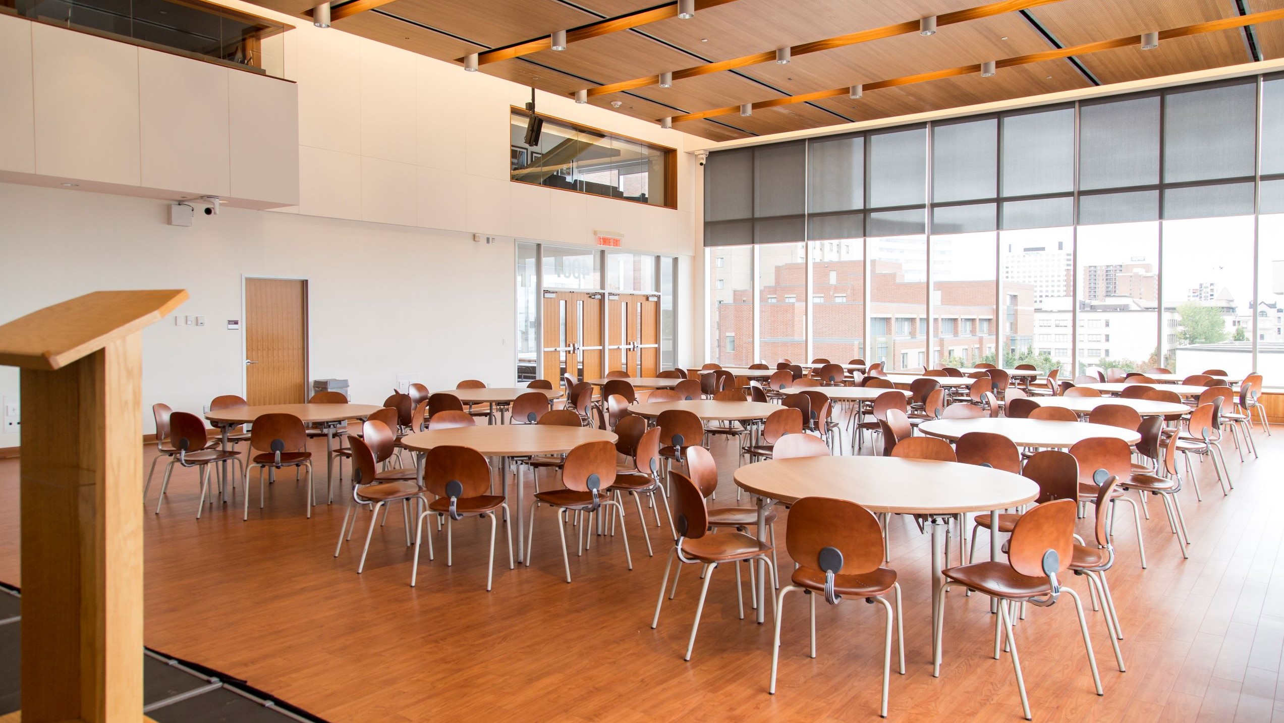 Salle avec des tables rondes.