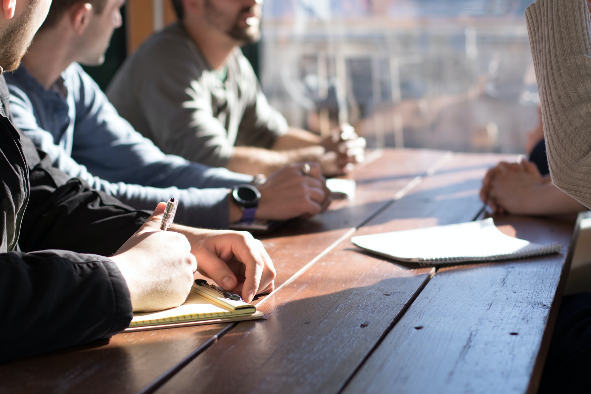 personnes discutant autour d'une table