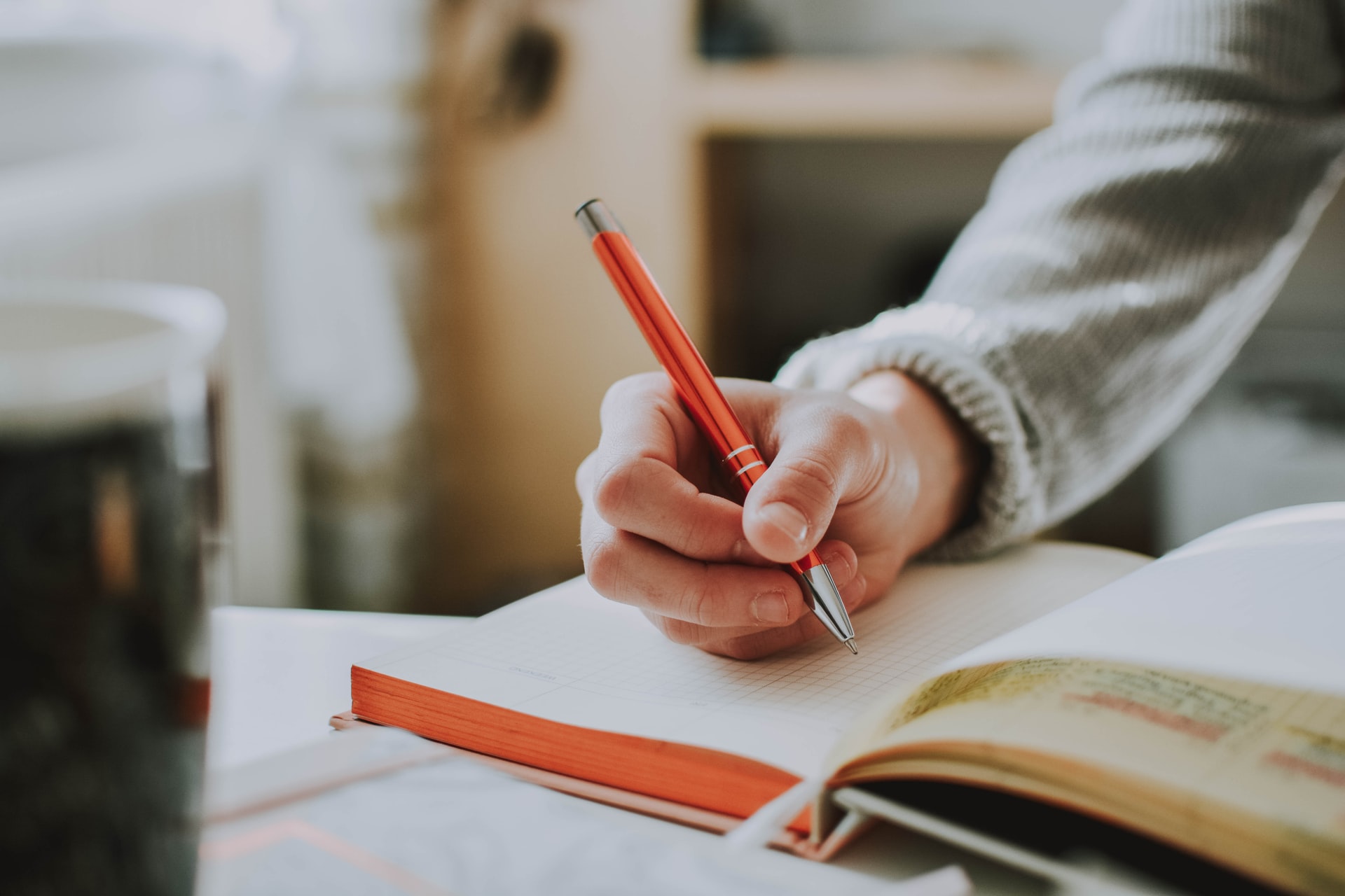 Personne qui écrit dans un cahier