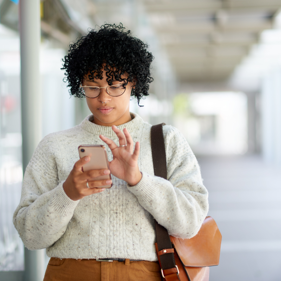Femme marchant tout en regardant son téléphone