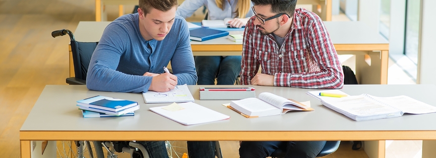 Deux hommes discutent de Sharepoint en ligne.
