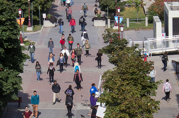 Une vue aérienne d'élèves qui marchent sur le campus