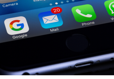 Écran de téléphone affichant l'icône Google, l'icône Mail avec 20 courriels non lus, l'icône Téléphone et l'icône WhatsApp.