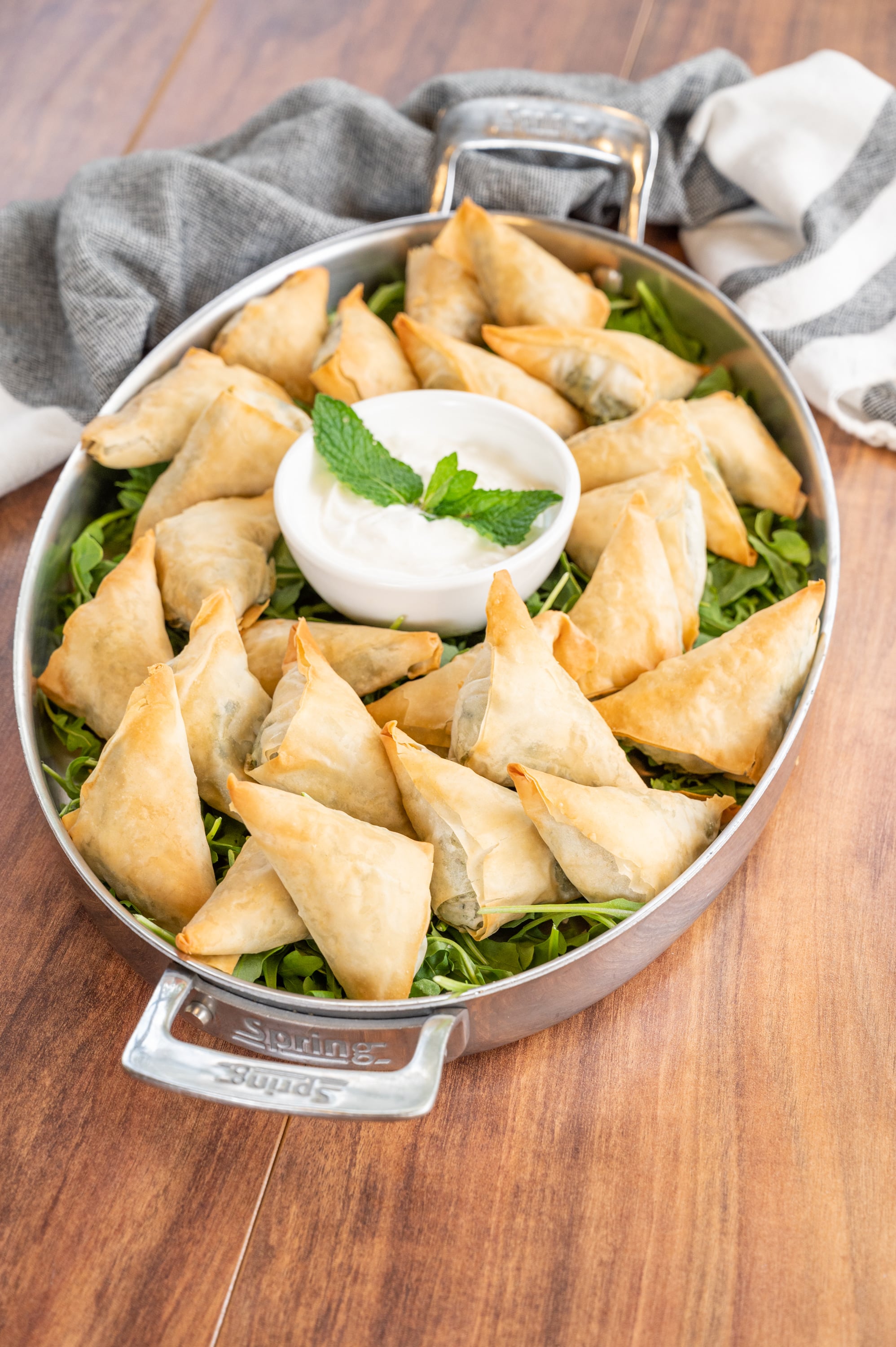 Spanakopitas végétariens, tzatziki 