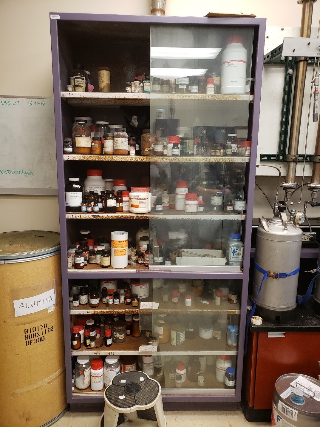 Armoire de laboratoire avec des centaines de bouteilles de produits chimiques à éliminer