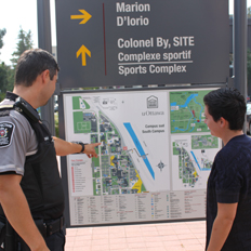 Deux personnes regardant un plan du campus