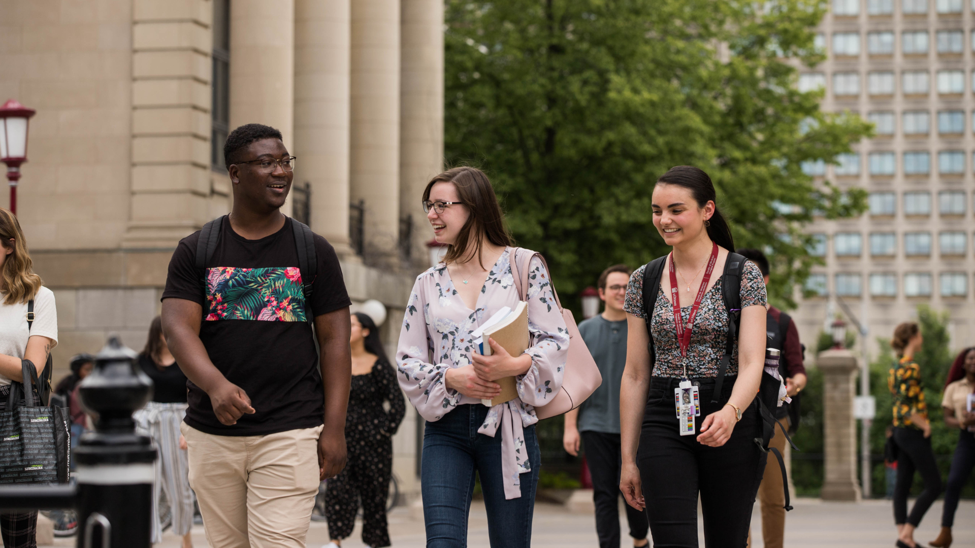 Les étudiants se promènent sur le campus.