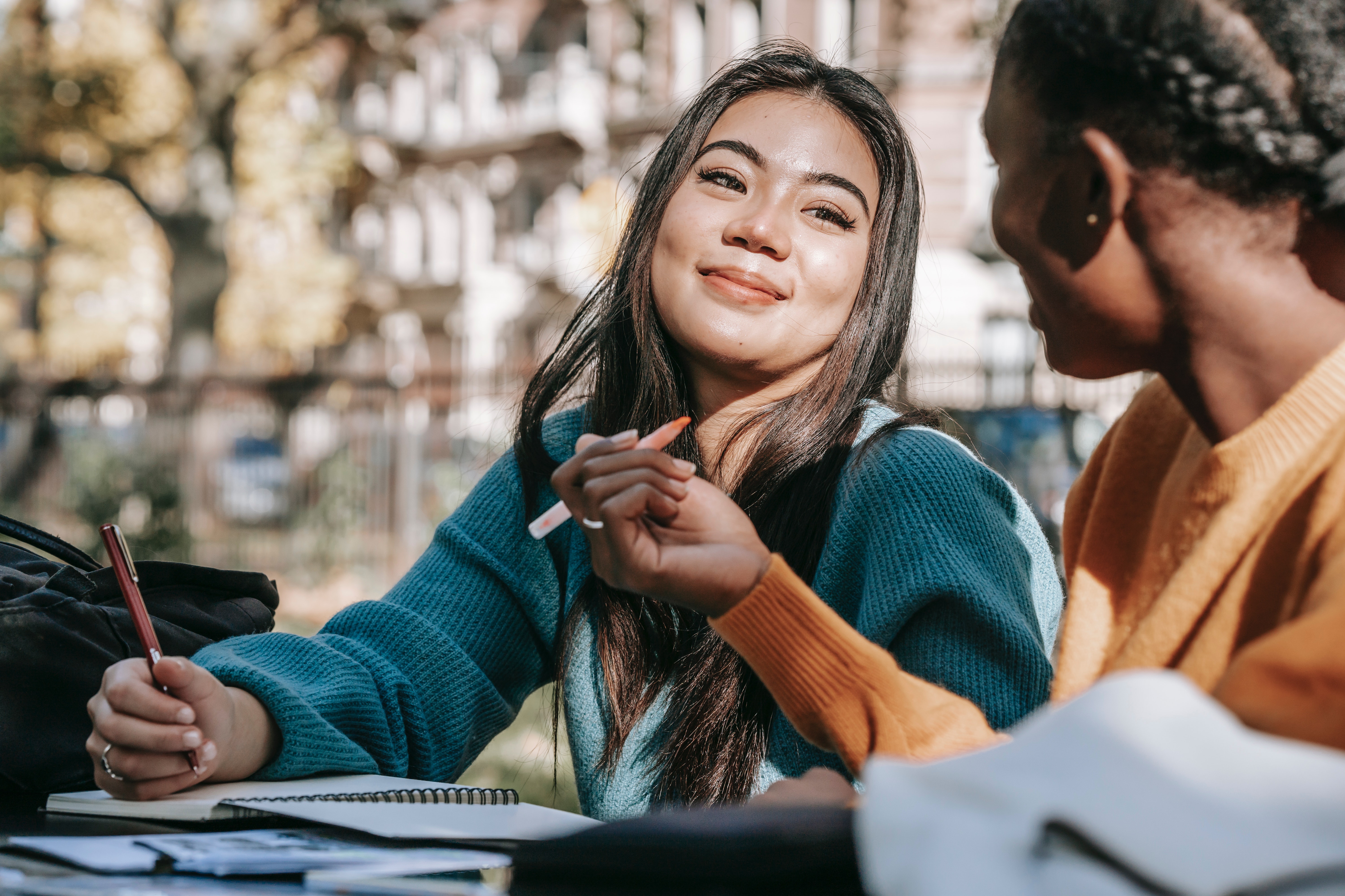 Des étudiants qui se parlent