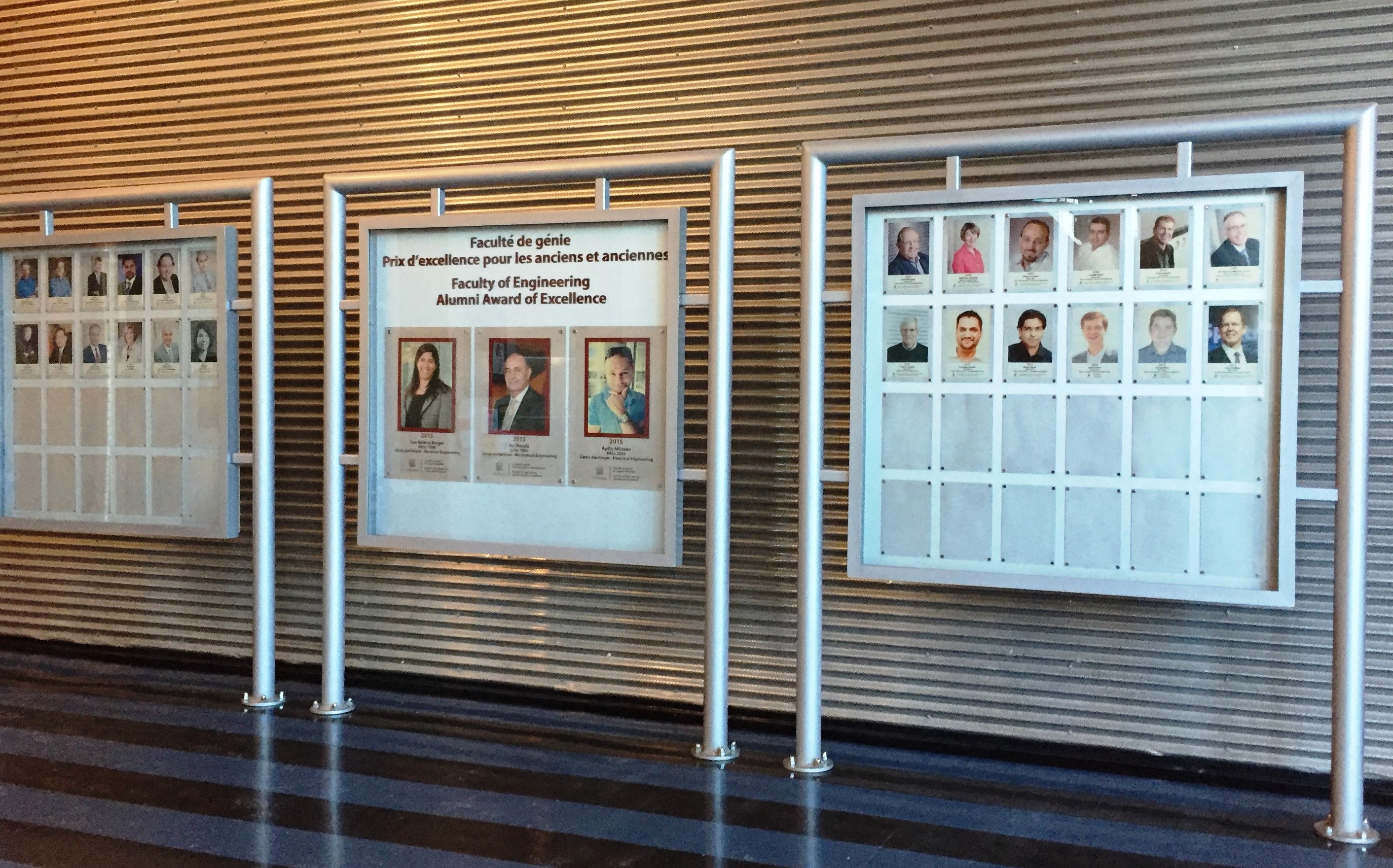 Photo d'un couloir avec des visages sur un panneau