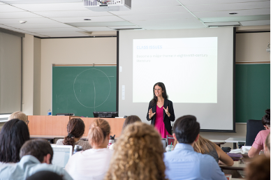 une professeure donnant une conférence