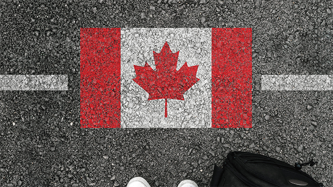Drapeau canadien peint à la bombe sur le sol
