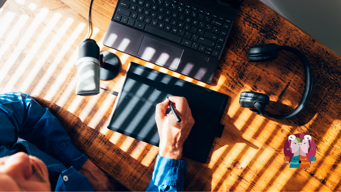 Personne écrivant sur un tableau électronique posé sur un bureau