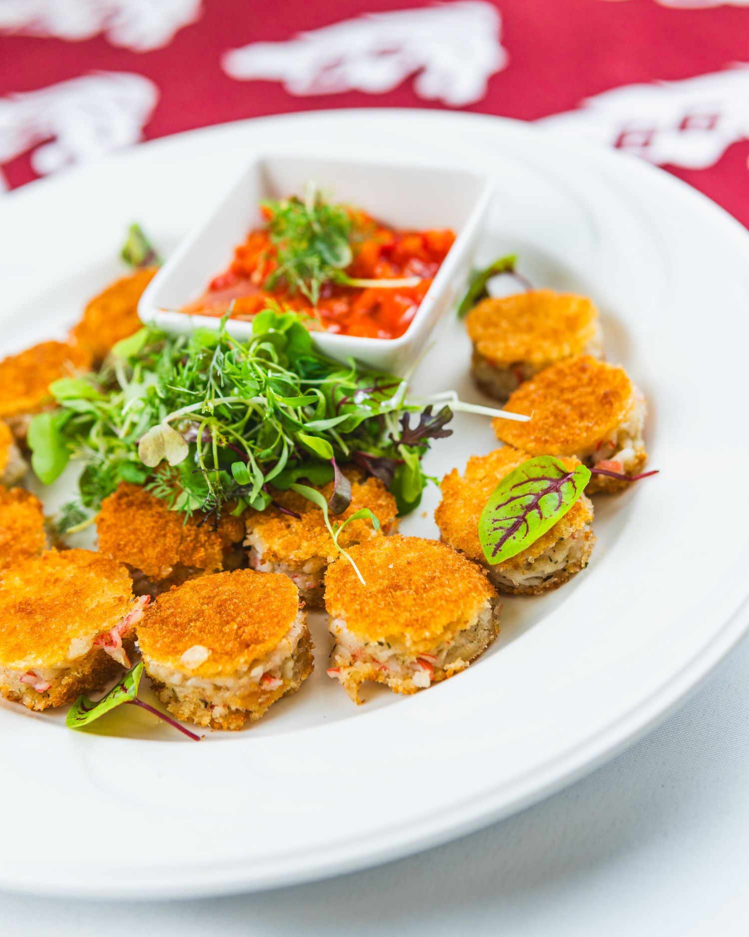 Mini-croquettes de crabe, relish aux poivrons rouges