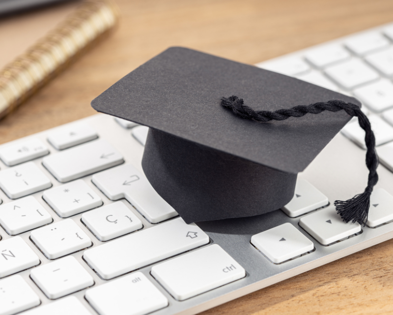 Toque sur un clavier d'ordinateur blanc