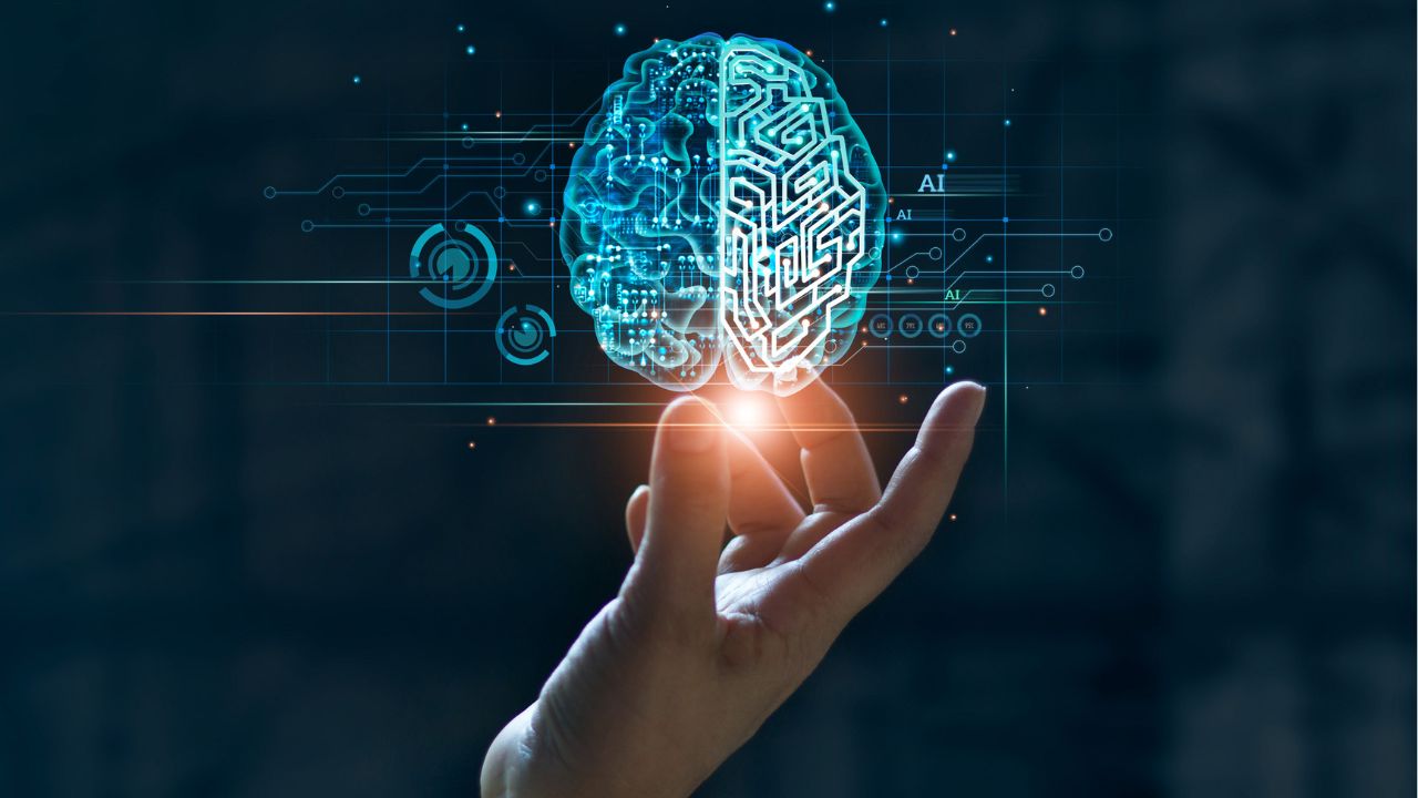 Main tenant un design en forme de cerveau humain avec les hémisphères divisés entre organique et numérique sur un fond bleu foncé