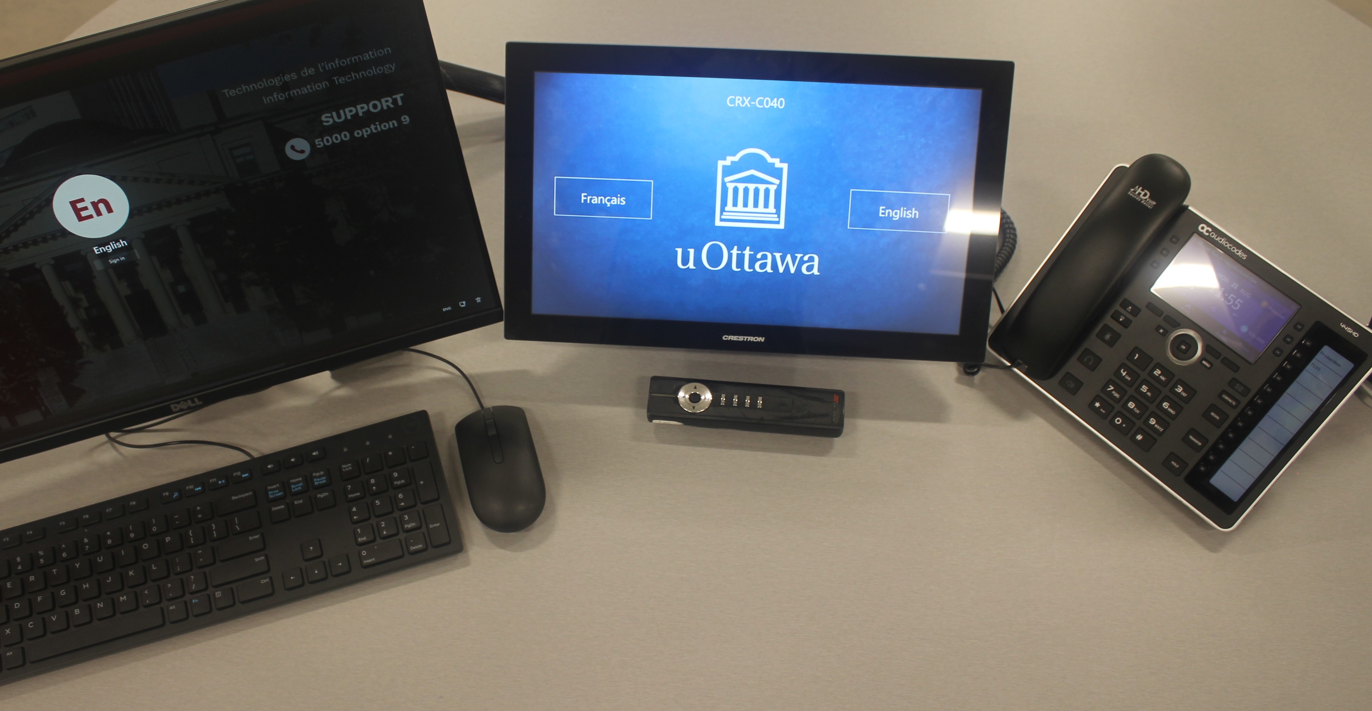 Un espace de travail avec un ordinateur portable affichant une interface de technicien de support, une souris sans fil et une télécommande.