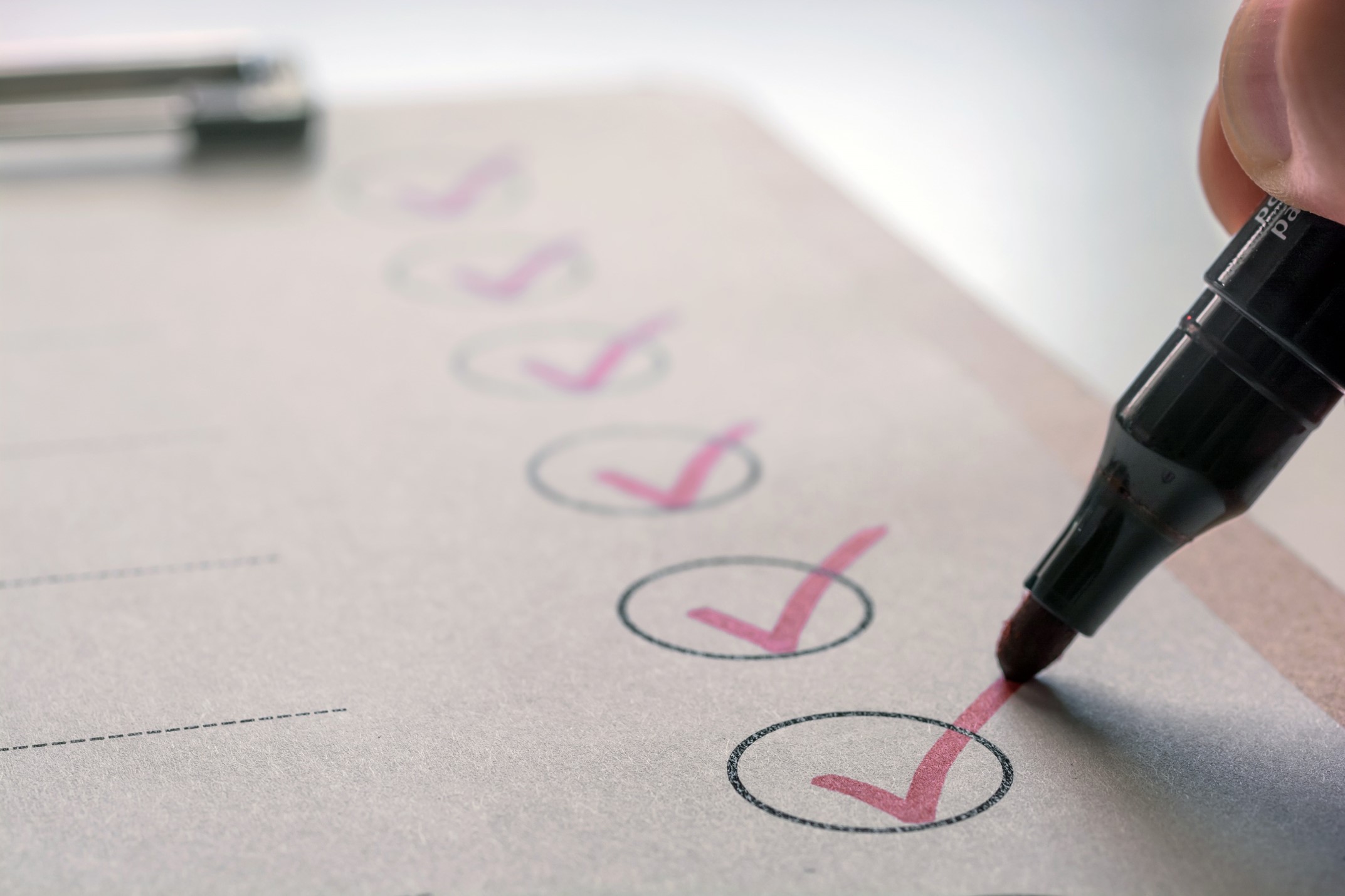 Liste de vérification avec crayon rouge
