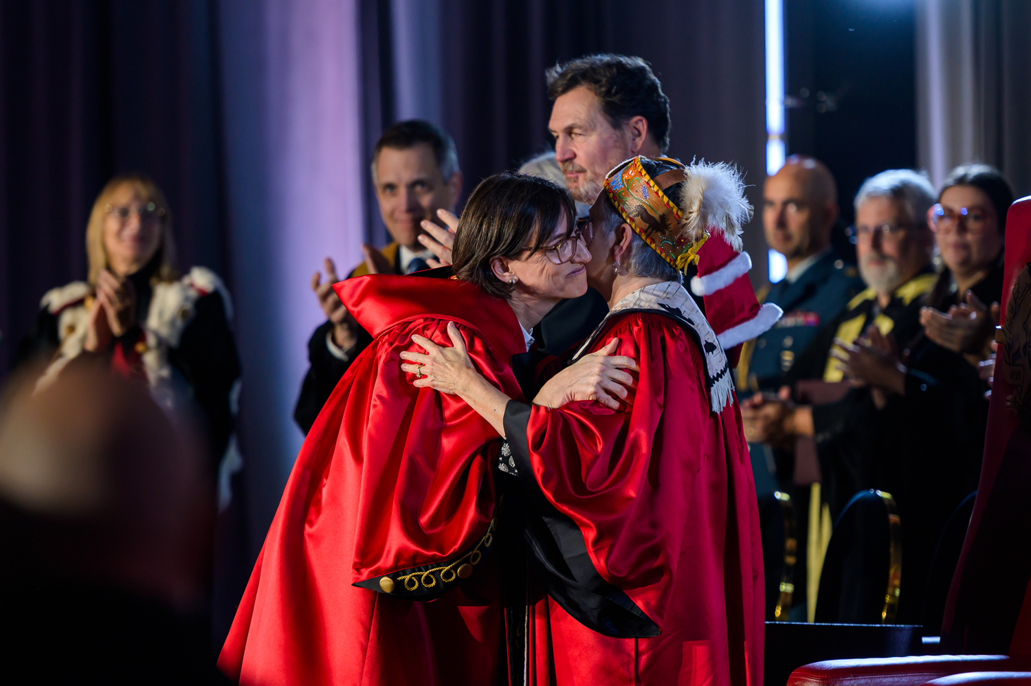 Marie-Eve Sylvestre qui fait une accolade Claudette Commanda
