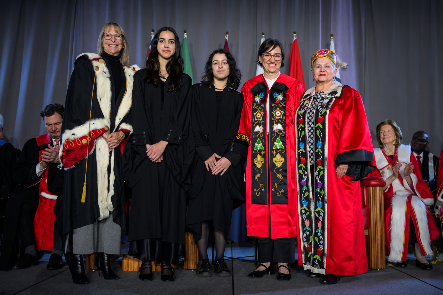 Marie-Eve Sylvestre sur scène avec ses filles, Jennifer Adams et Claudette Commanda