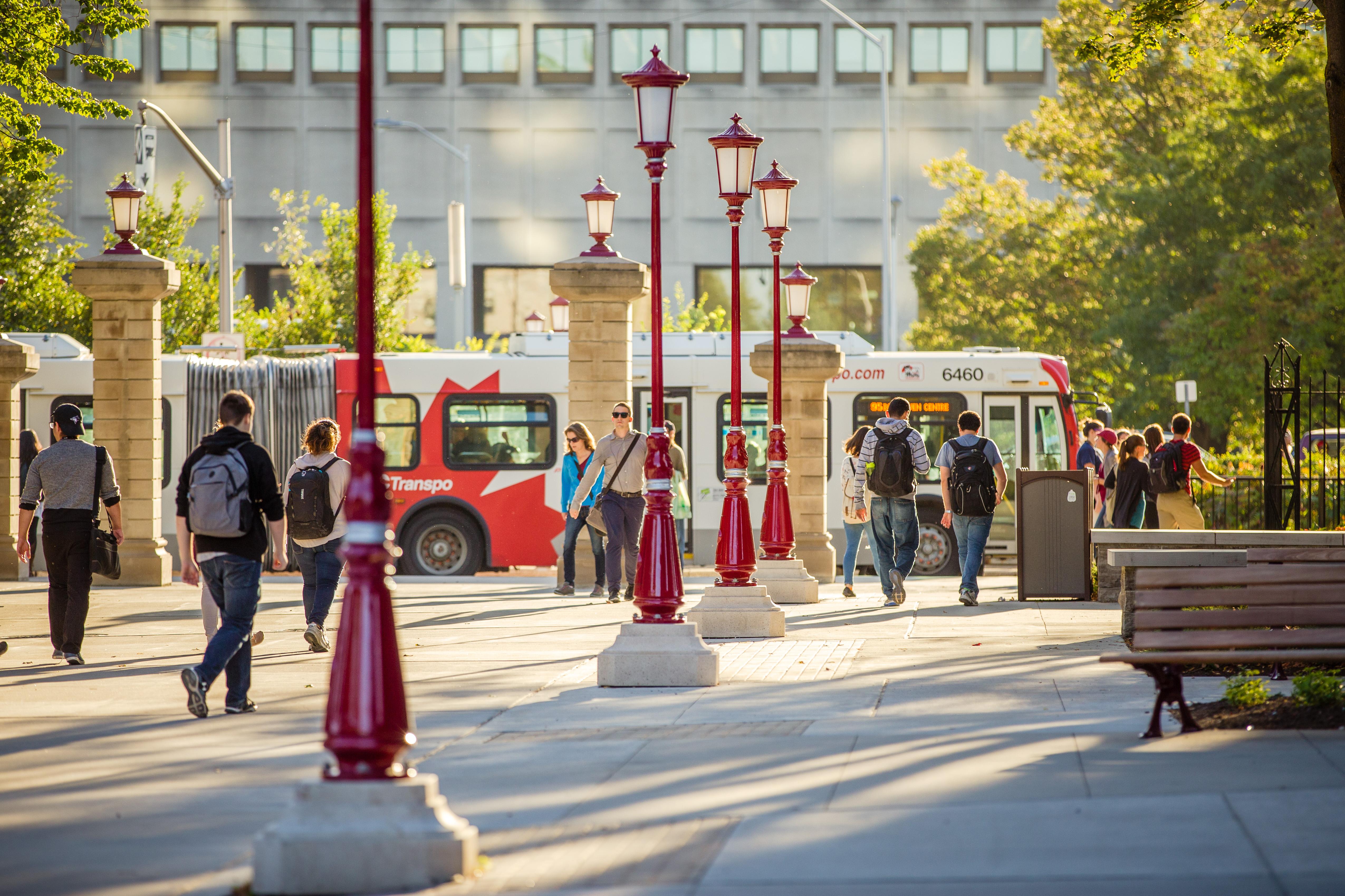 Photo prise sur le campus avec un bus urbain au loin
