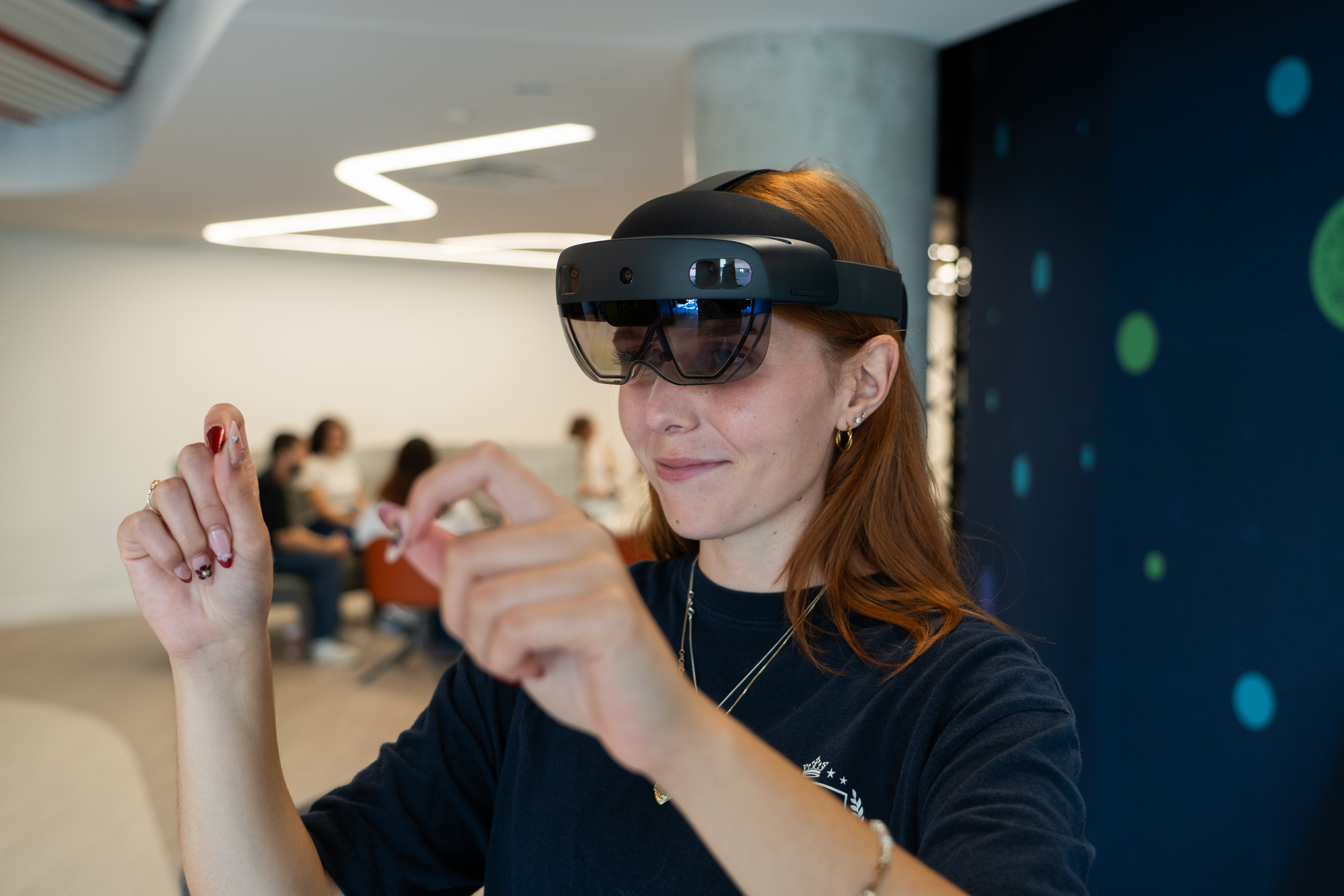 Personne utilisant un casque de réalité virtuelle Microsoft