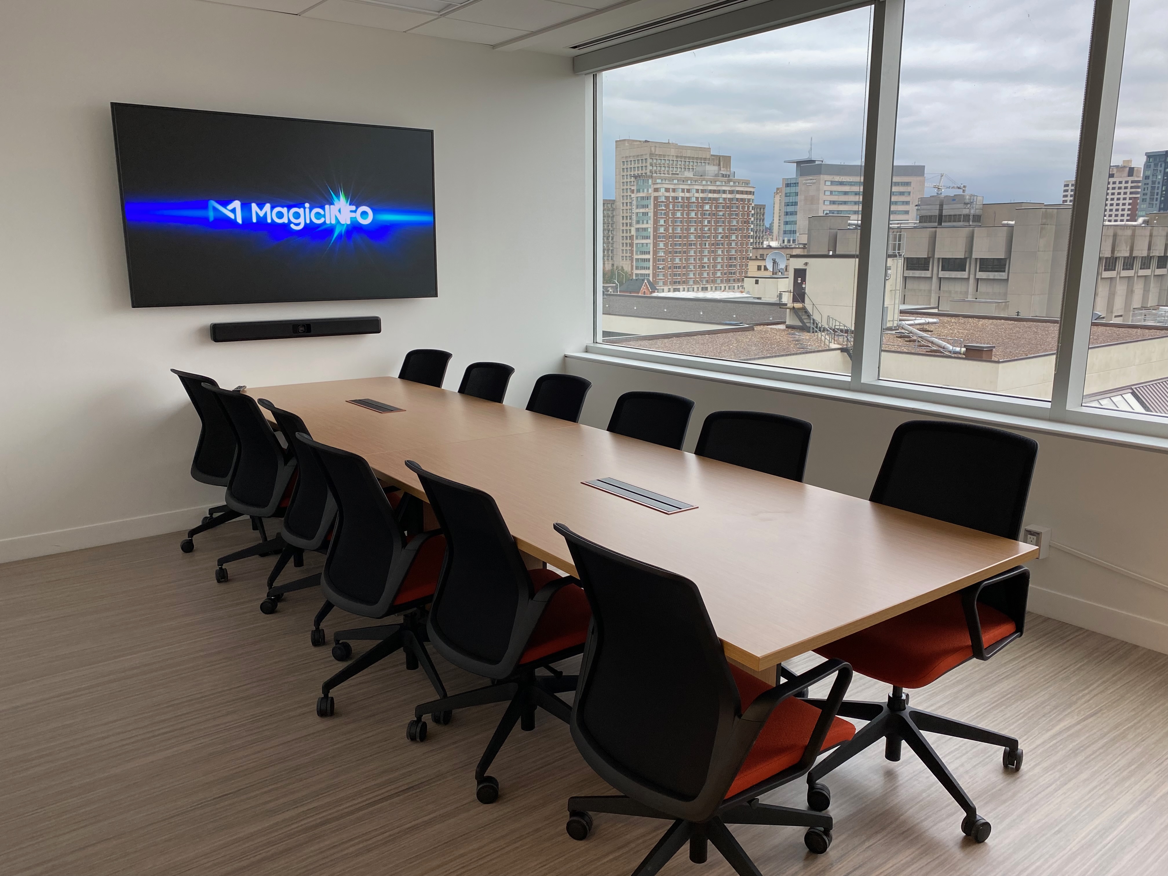 Salle CRX 627 - table avec chaises et écran