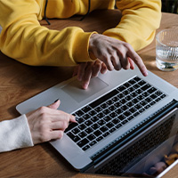 Personnes utilisant un ordinateur portable
