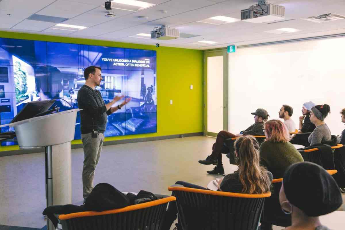 Personne animant une présentation dans le Tinkering Lab du CRX