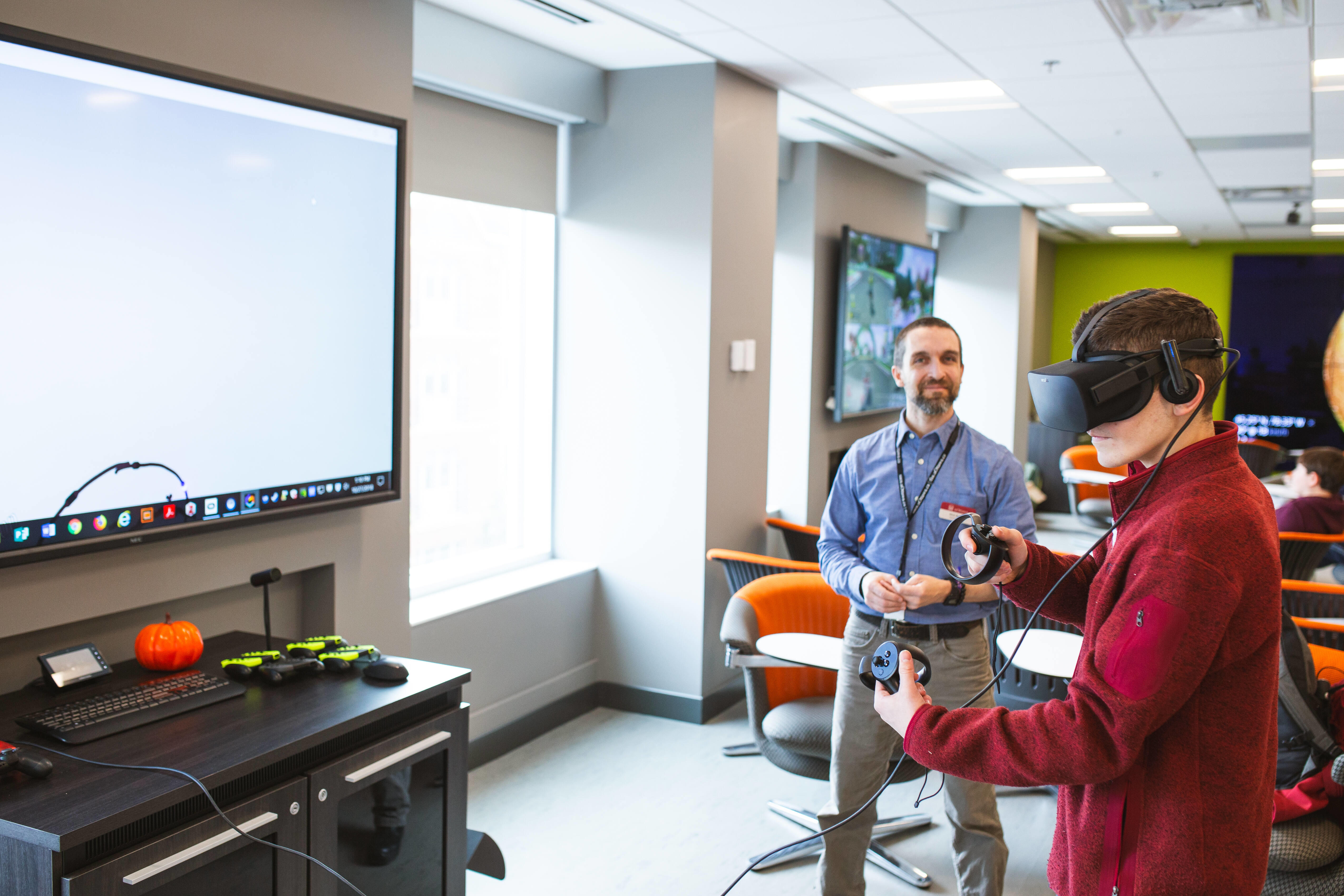 Personne utilisant la réalité virtuelle dans l'espace « Tinkering Lab »