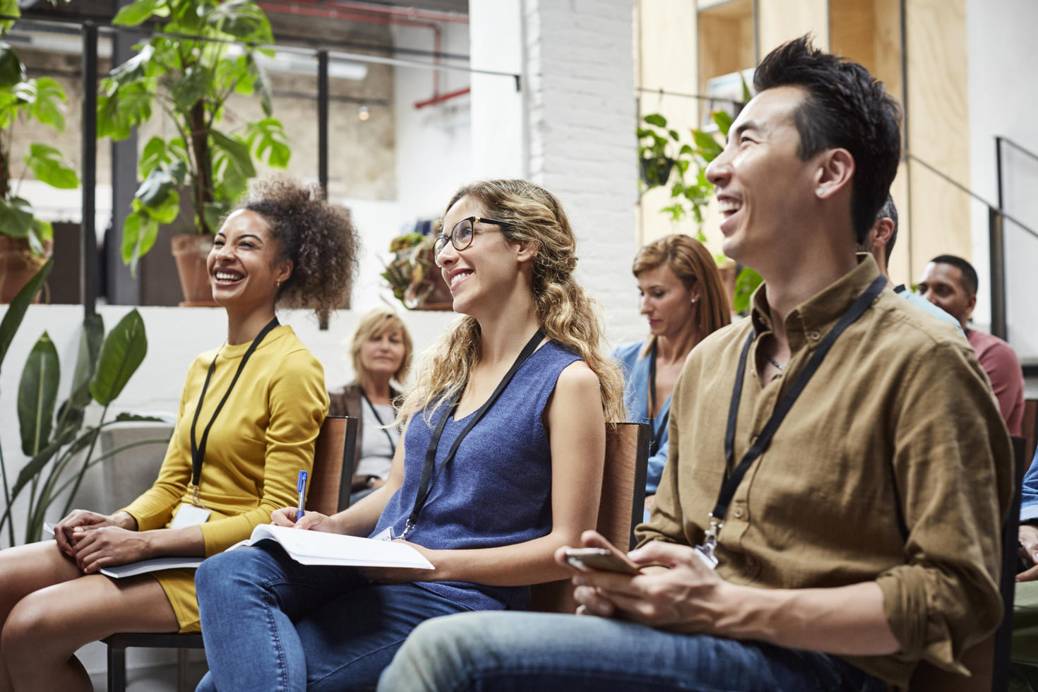 Employés souriant et regardant la présentation.