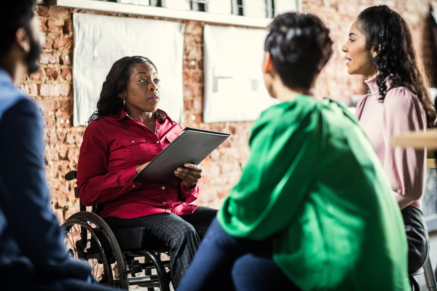 Les employés ayant une conversation au sol s'assoient en cercle. 
