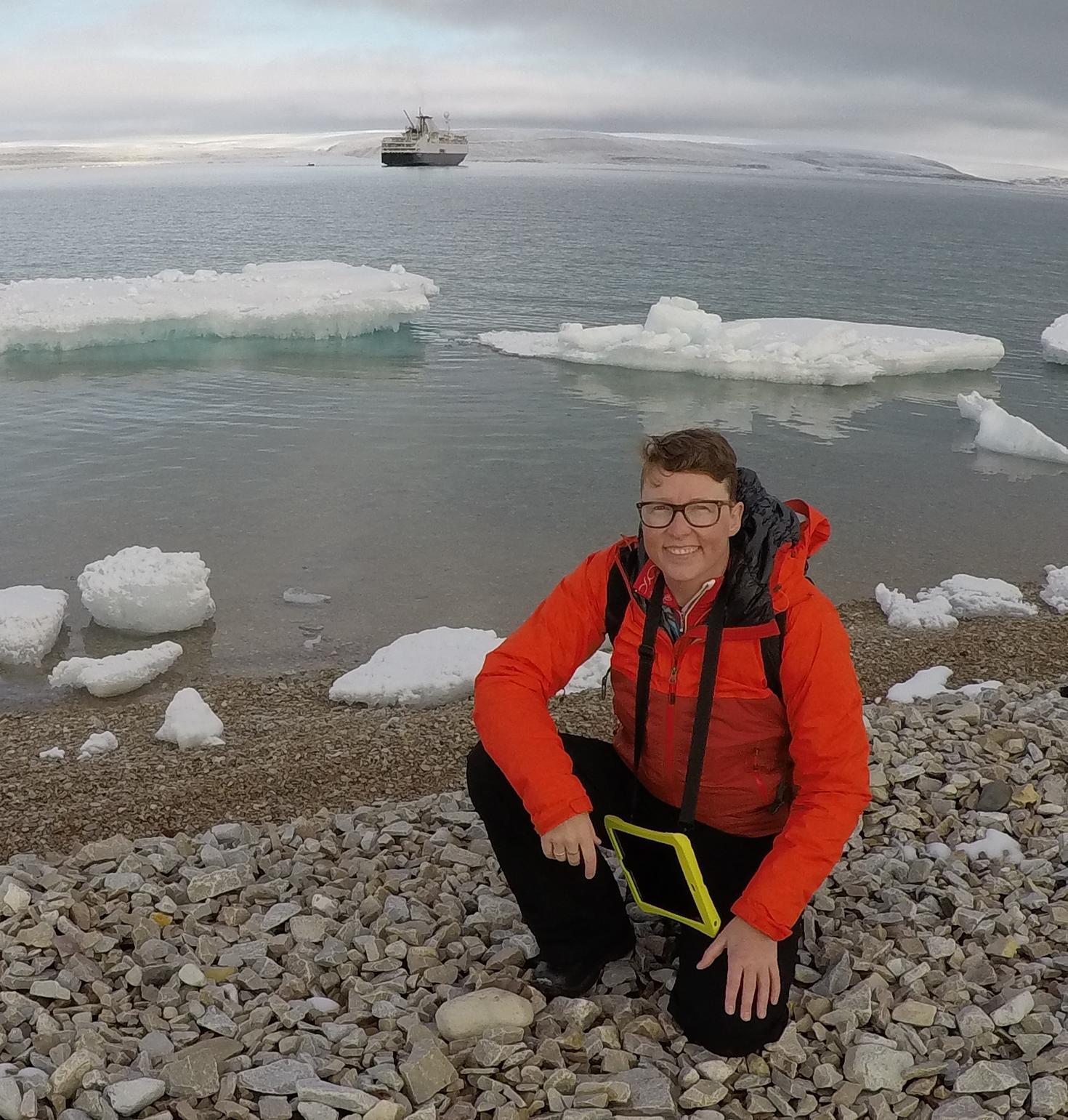 Jackie Dawson effectuant des recherches sur le terrain dans le nord du Canada.