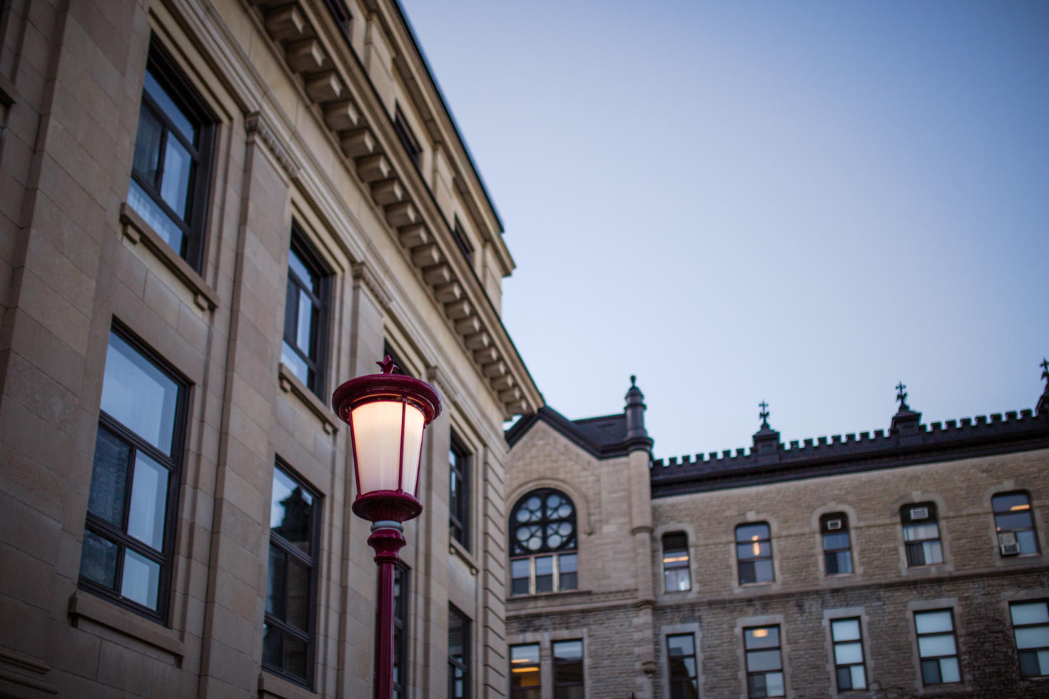 Bâtiment du campus avec un lampadaire rouge.