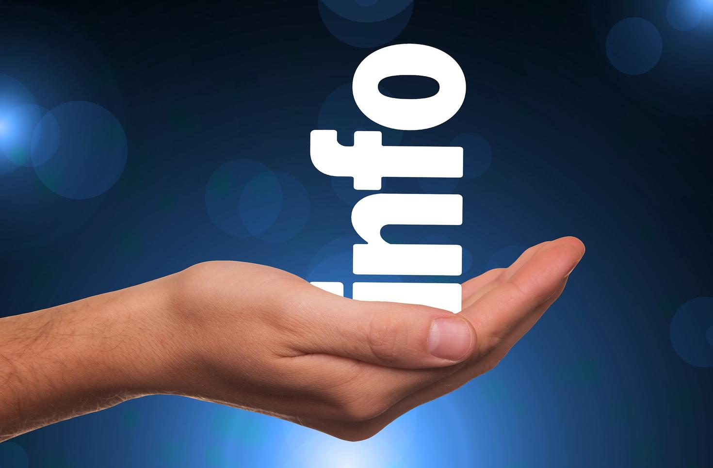 Main tenant les lettres qui composent "info".
