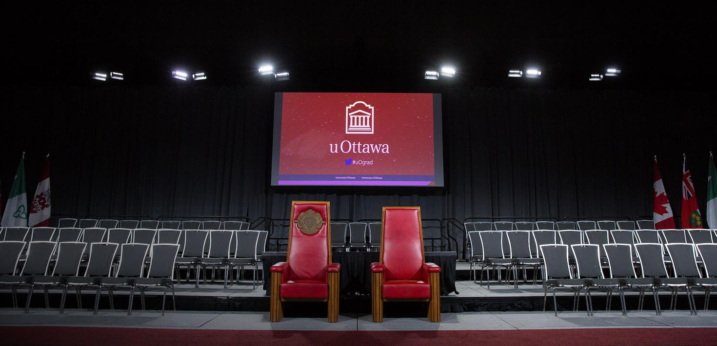 Cérémonie de remise des diplômes de l'Université d'Ottawa : scène vide.