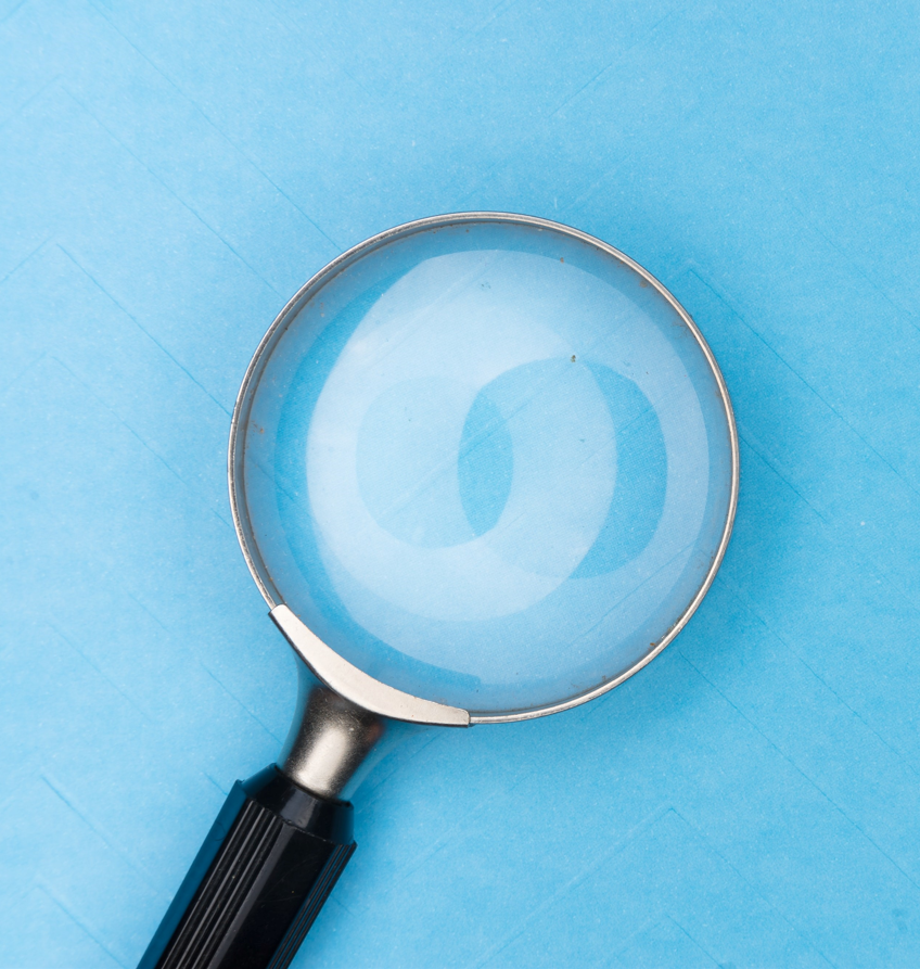 Loupe sur fond bleu.