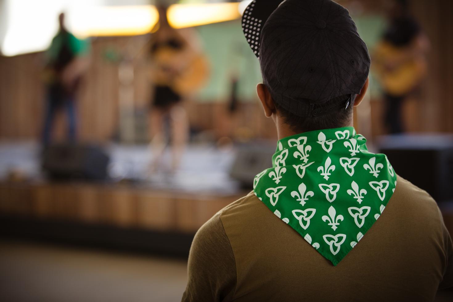 Élève avec une badine franco-ontarienne autour du cou