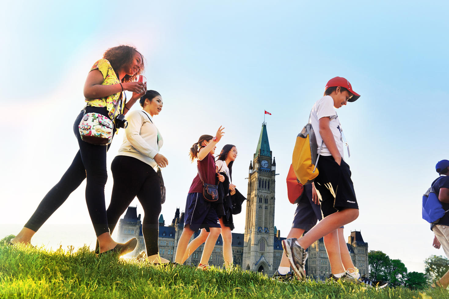 Étudiants marchant devant la colline du Parlement.