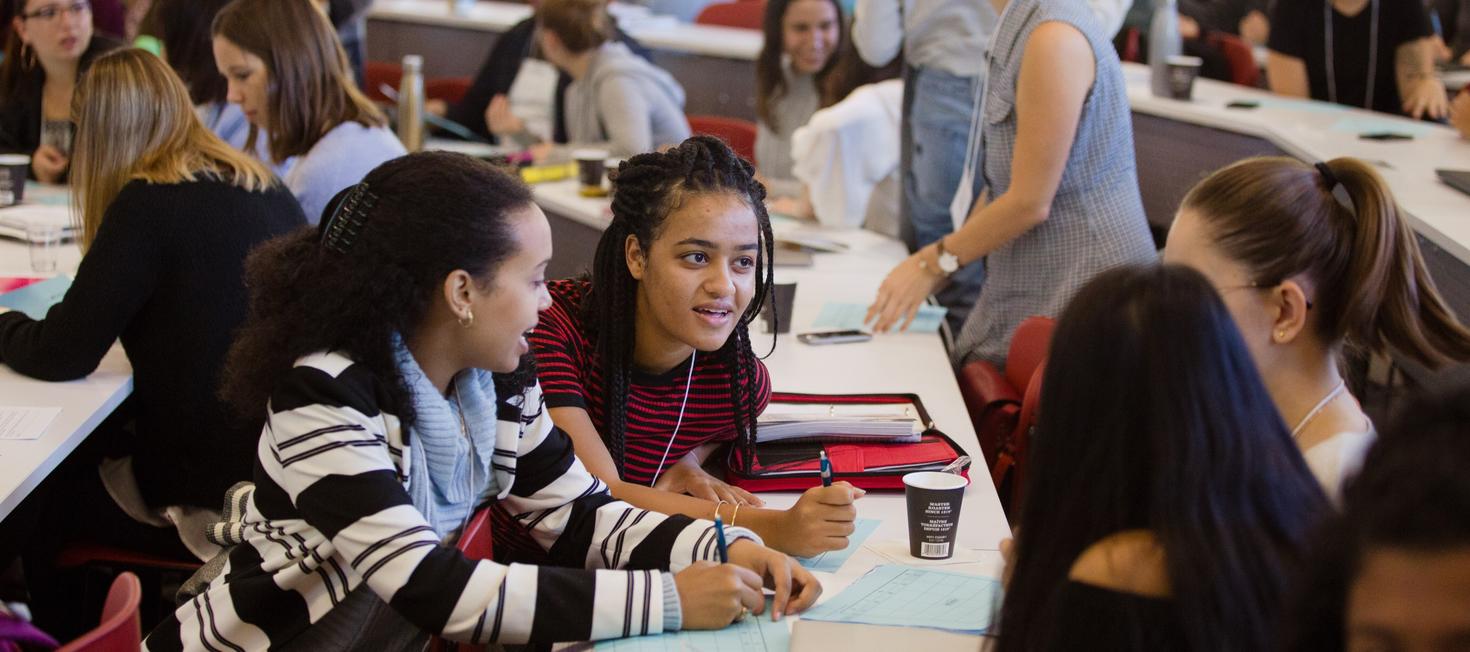 Étudiants discutant autour d'une table