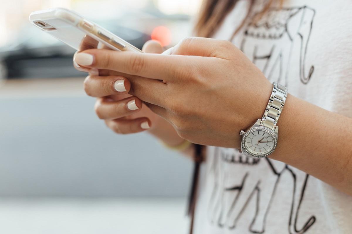 Mains d'une femme utilisant un téléphone portable
