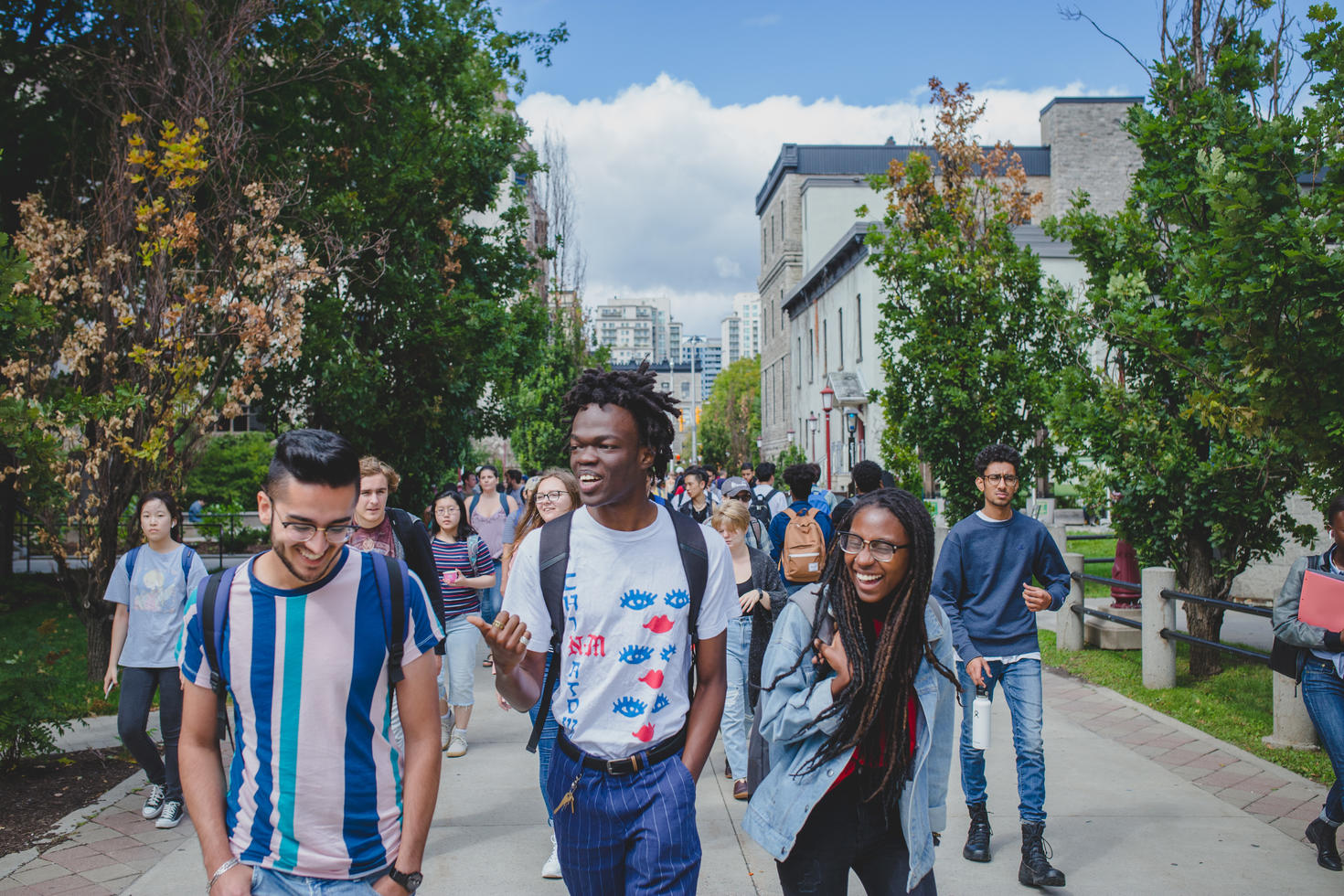 Étudiants qui marchent sur le campus